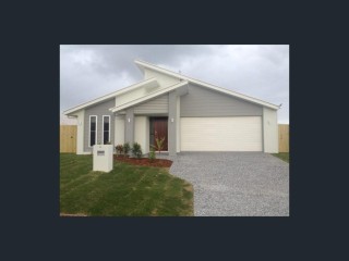 4 Bedroom Home in Sought after Estate 7 Minutes from Beach!