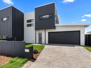 Stylish, Low-Maintenance Living in Harmony Estate!